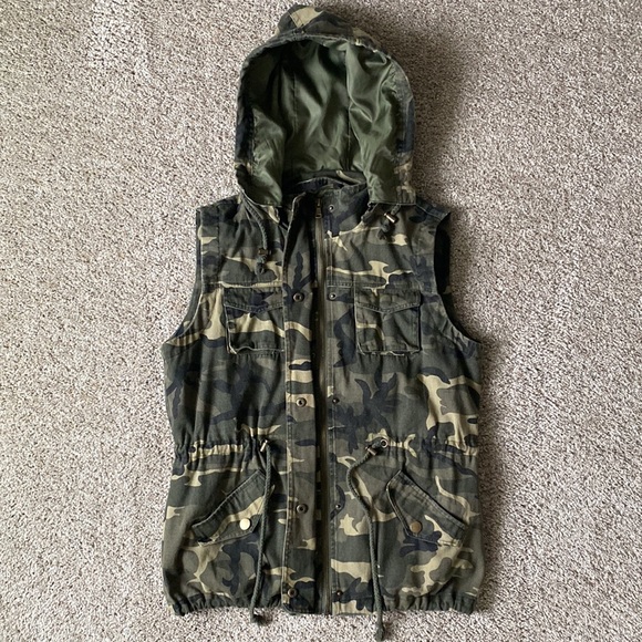 Fashionomics Camo Denim Utility Vest - Picture 2 of 15